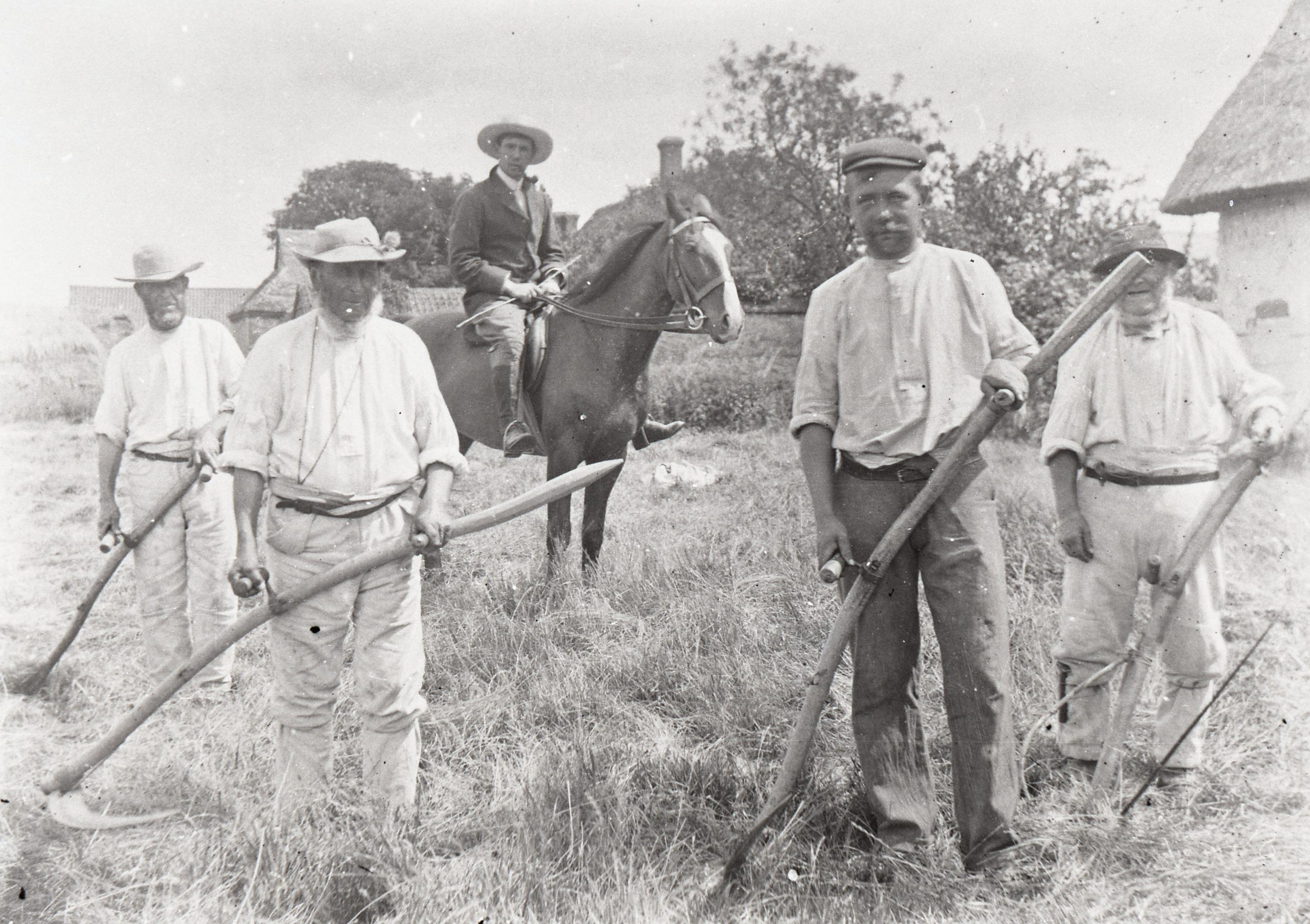 CO 18 Labourers with scythes W.22.K0